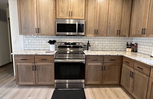 McMinnville House | Spacious 5 Bedroom Wine Country Retreat & Hot tub