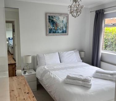 Lisburn House | Spacious 5 double bed bedroom bungalow near Belfast