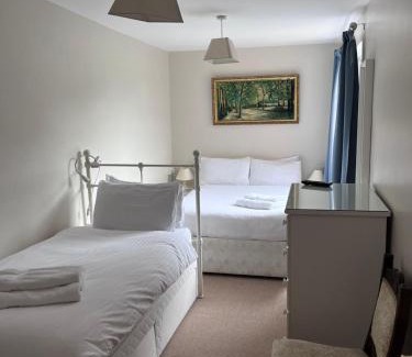 Lisburn House | Spacious 5 double bed bedroom bungalow near Belfast