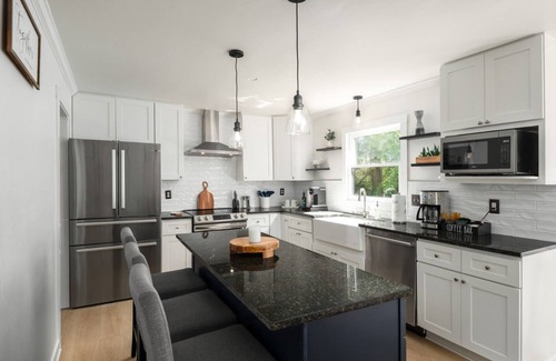 Durham House | Spacious 5BR, 3.5BA home, 5 min walk to Duke