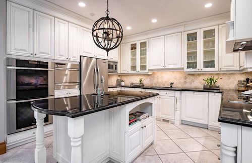 The Blue Mountains House | Spacious 6 bedroom 150m walk to the ski lift. 5 min walk to village (30 day min)