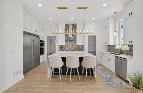 Waukee House | Spacious 6 bed home minutes from Palms Theater, shops and restaurants.