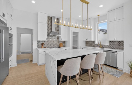 Waukee House | Spacious 6 bed home minutes from Palms Theater, shops and restaurants.