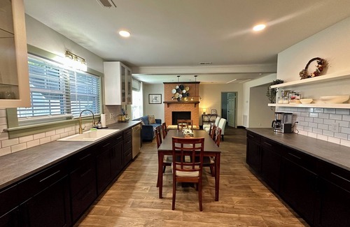 High Point House | Spacious 6-bedroom 4-bathroom House High Point Emerywood