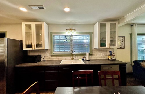 High Point House | Spacious 6-bedroom 4-bathroom House High Point Emerywood