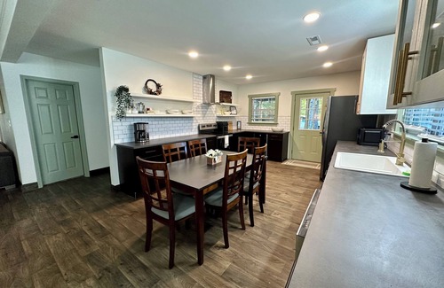 High Point House | Spacious 6-bedroom 4-bathroom House High Point Emerywood