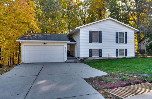 Lafayette House | Spacious 6 Bedroom House Minutes from Purdue