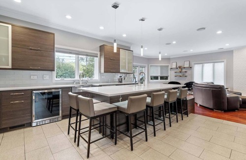 Skokie House | Spacious 6-Bedroom Home, 12 beds with 2 Kitchens, Full Workout Gym, Ninja Gym & 6 Bathrooms – Perfect for Groups & Families!