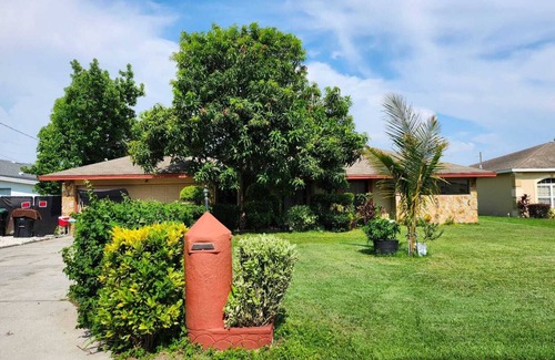 Northwest Orlando House | Spacious 6-bedroom house in charming Orlando with AC, WiFi