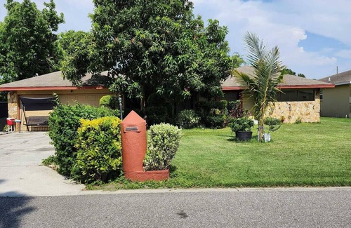 Northwest Orlando House | Spacious 6-bedroom house in charming Orlando with AC, WiFi