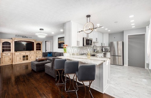 West Columbus House | Spacious 6-Bedroom Masterpiece Newly Renovated and ready for Large/Any Group