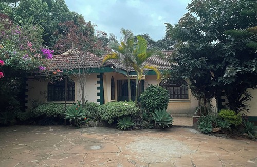 Nairobi House | Spacious 6 Bedroom Villa With Private Garden & Swimming Pool