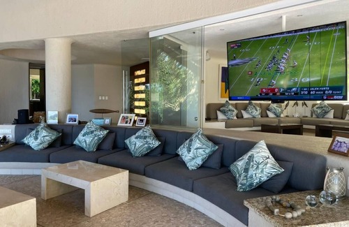 Las Brisas House | Spacious 7-bedroom house in enjoyable Acapulco with AC, amazing view, Las Brisas