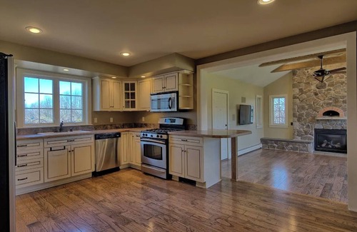Vestal House | Spacious 7-bedroom House in Vestal