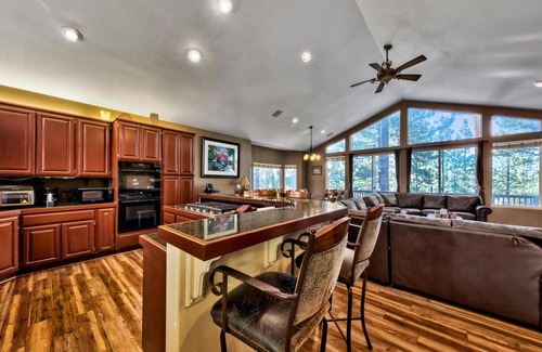 Montgomery Estates Cabin | Spacious 7Br+ Bonus 8th Br, Pool & Foosball Table, 13 Beds, 14 Guests+Kids 5 Years Old and Younger