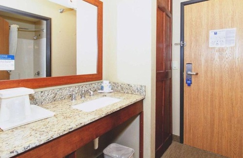 Carbon Cliff House | Spacious accommodations in East Moline !!