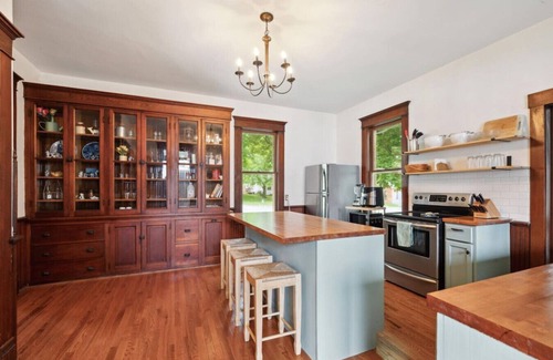 Pella House | Spacious and charming 4br home in downtown Pella