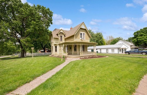 Pella House | Spacious and charming 4br home in downtown Pella