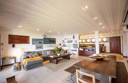 Paraty House | Spacious and charming 6 bedroom beach-front home with hotel service