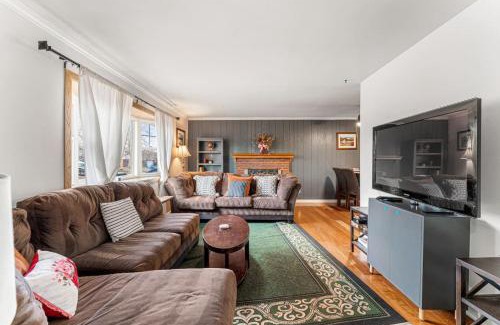 Longmont House | Spacious and Comfy Close to Everything Backyard