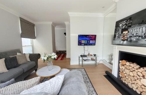 Churchill Villa | Spacious and cosy 3BRs 5F House in Heart of London