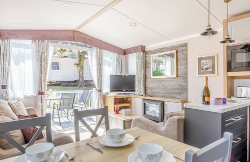 Axminster House | Spacious and luxurious 12ft-wide caravan with one double and two twin bedrooms.