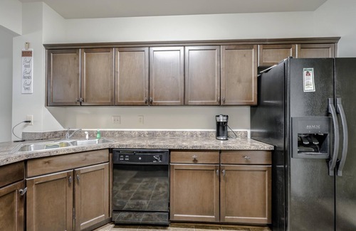 New Castle House | Spacious and Luxurious Townhouse 3B/2.5B in a quiet neighborhood