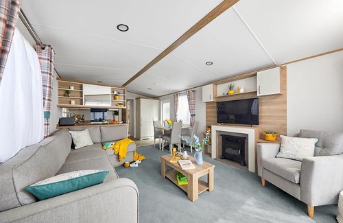 Llanllwchaiarn House | Spacious and modern 12ft-wide caravan with one double and two twin.