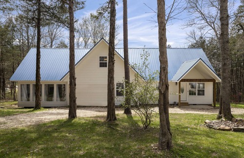 Golden House | Spacious and Private. Fire pit, game room. Ample parking. King beds!