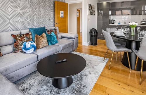 Camberley Apartment | Spacious Apartment, Pet-Friendly, Netflix, Parking