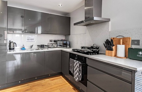 Camberley Apartment | Spacious Apartment, Pet-Friendly, Netflix, Parking