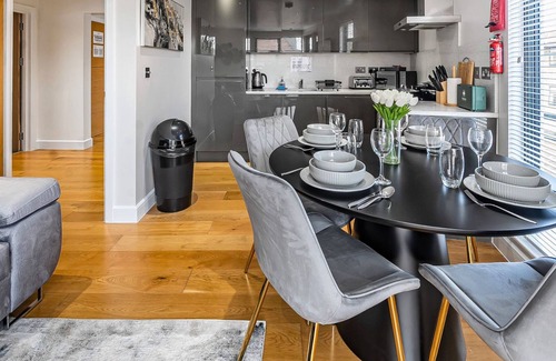 Camberley Apartment | Spacious Apartment, Pet-Friendly, Netflix, Parking