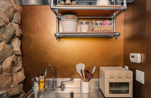 Tehachapi Apartment | Spacious Artist Loft in Tehachapi