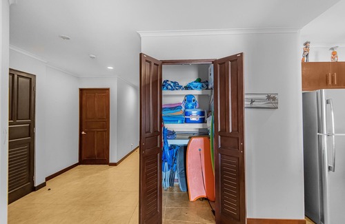 Barrio Los Villalobos Apartment | Spacious beachfront view patio, 1380 sqm condo, Aircon, 24hr security, new decor