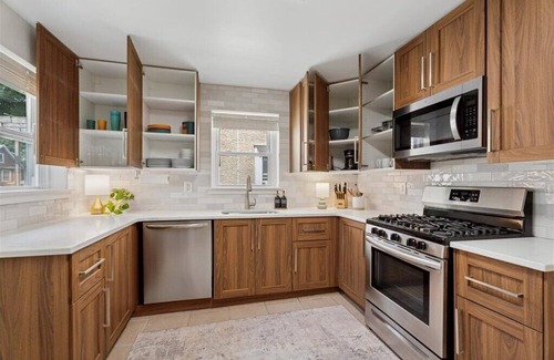 Ardmore House | Spacious, bright, renovated and on the Main Line!