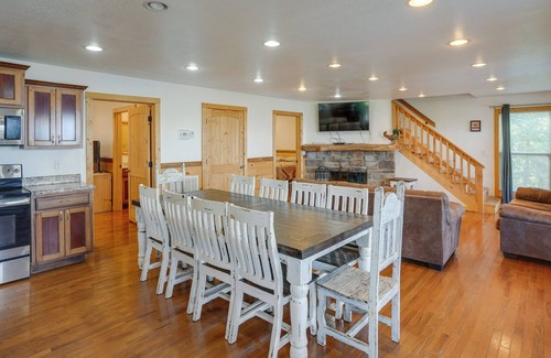 Bryant Cabin | Spacious Bryant Cabin: Private Hot Tub & Views