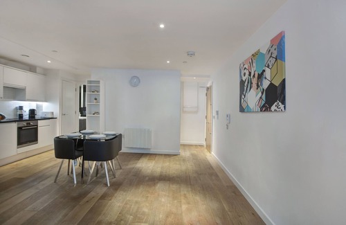 Fairfield Apartment | Spacious Central Croydon Apartment Sleeps 4!