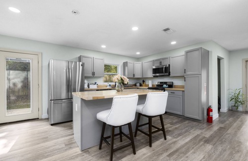 Gainesville House | Spacious charming Renovated Home near UF and SF