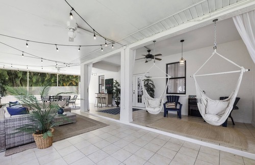 Whitfield House | Spacious & Clean Family-Sized Home - By Beaches/IMG/Airport/Downtown