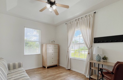 Whitfield House | Spacious & Clean Family-Sized Home - By Beaches/IMG/Airport/Downtown