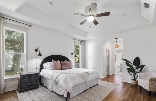 Whitfield House | Spacious & Clean Family-Sized Home - By Beaches/IMG/Airport/Downtown