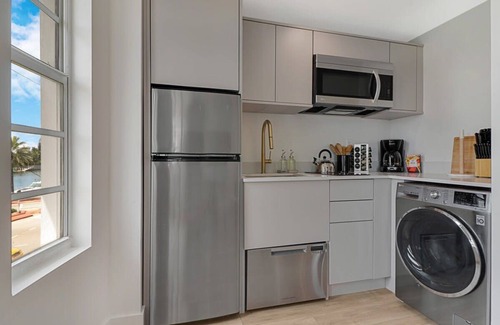 Mid Beach House | Spacious Combo Room | Miami | Roami at The Carmela