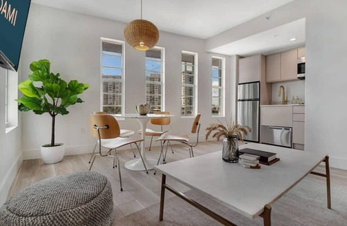 Mid Beach House | Spacious Combo Room | Miami | Roami at The Carmela