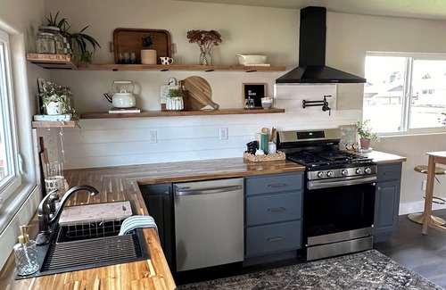 Sidney House | Spacious comfortable weekend stay close to the outdoors.