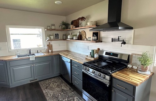 Sidney House | Spacious comfortable weekend stay close to the outdoors.