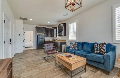 Reno House | Spacious & Comfy ~ 5★ Location ~ ♛Royal Beds ~ 4BR