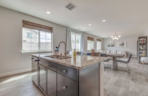 Reno House | Spacious & Comfy ~ 5★ Location ~ ♛Royal Beds ~ 4BR