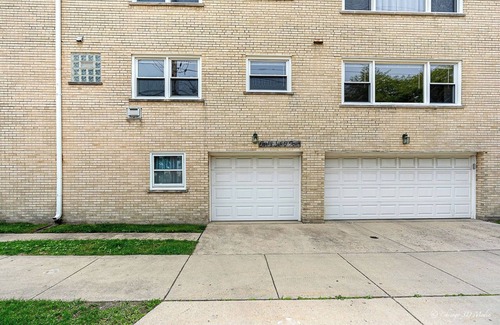 Skokie Apartment | Spacious completely renovated 4BR APT that feels like a HOME in Skokie near mall
