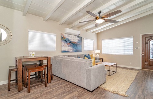 Lawndale House | Spacious & Cozy Home Near LAX ✈️ & Beaches 🏖