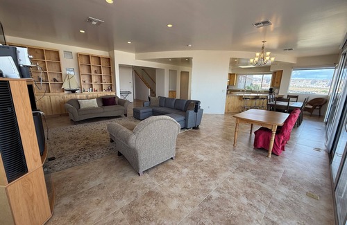 Greenehaven House | Spacious Custom Home with Lake Views, Stargazing, Ping Pong & Hot Tub